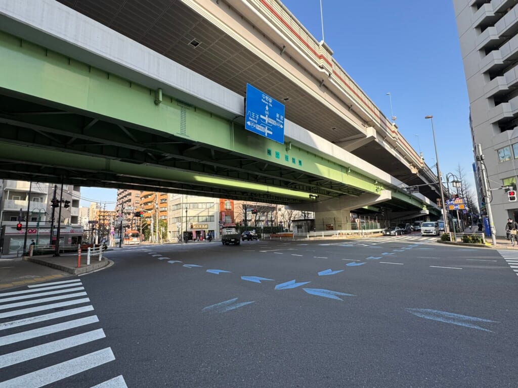 ⑬パークタワー渋谷笹塚の甲州街道（住井はな）スムラボ